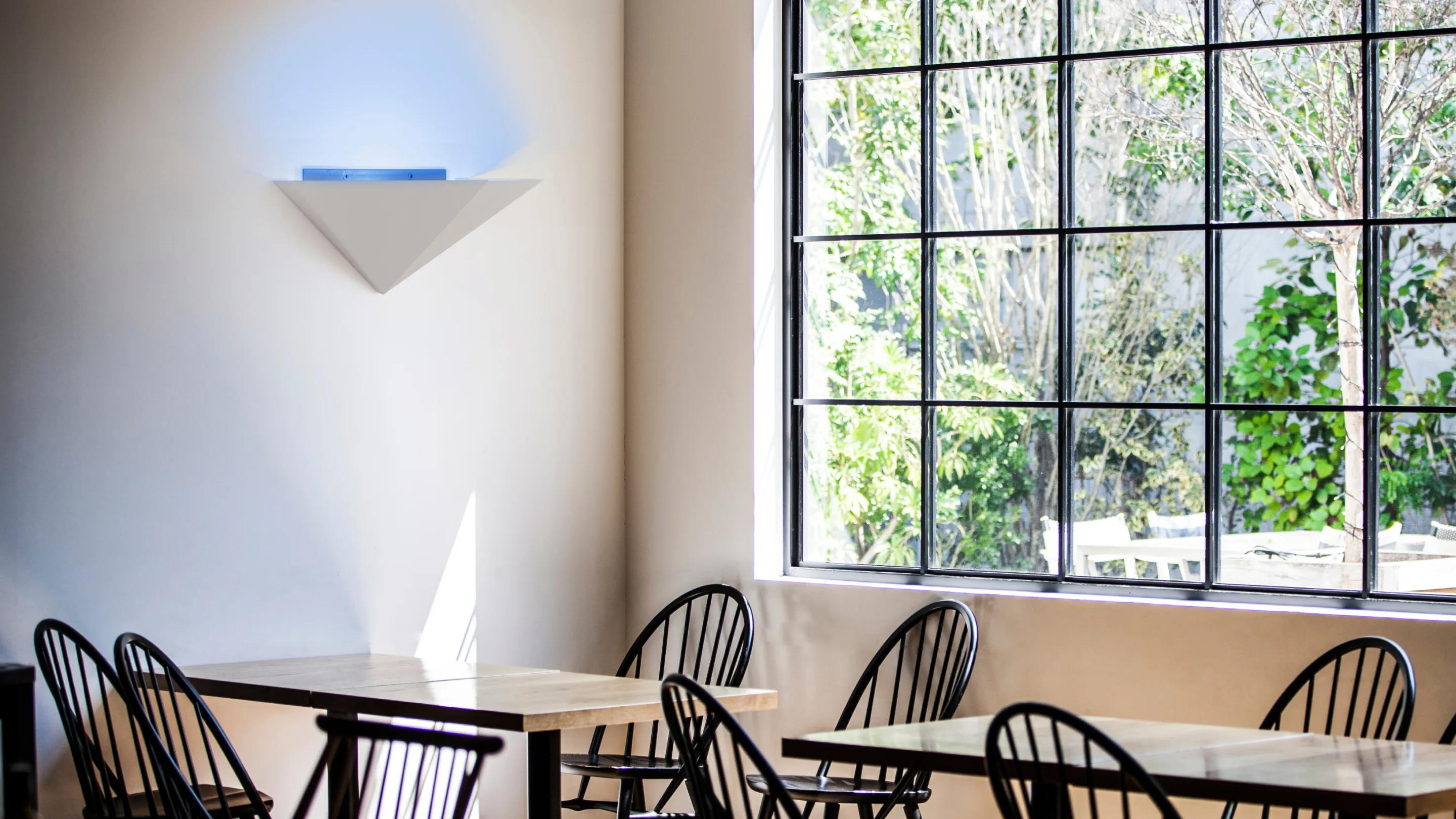 衛生環境を美しく。インテリアに馴染む、壁掛型Lumiere（LED紫外線捕虫器 ルミエール）